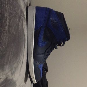 Air Jordan 1  Obsidian blue, Chill white.